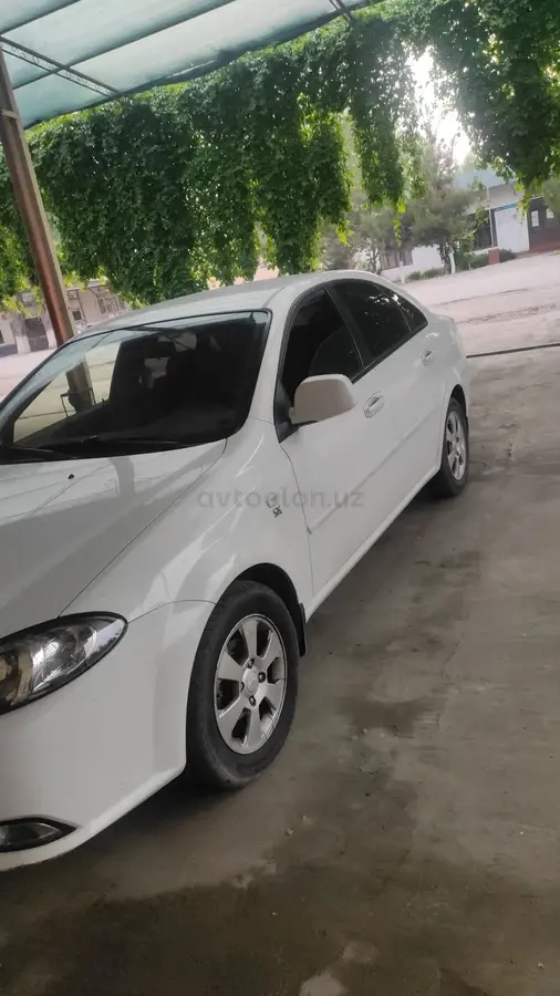 Chevrolet Gentra,  1 позиция Газ-бензин