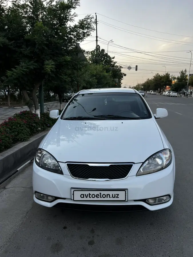 Chevrolet Gentra,  1 позиция Газ-бензин