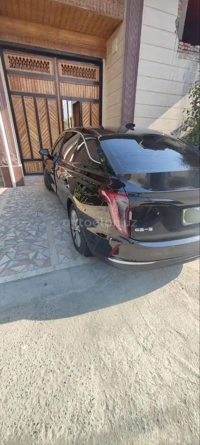 Hongqi E-QM5