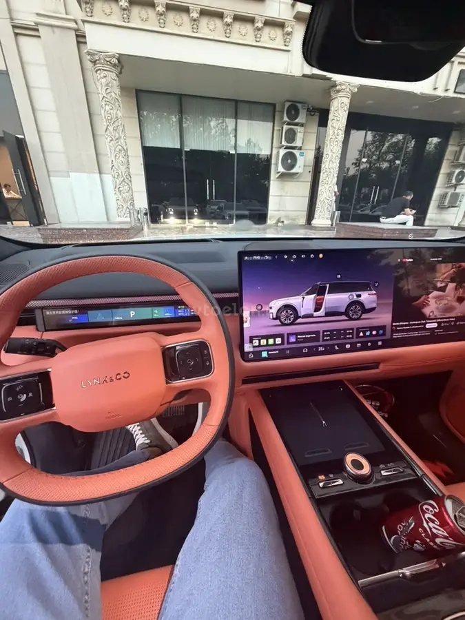 Lynk & Co 900