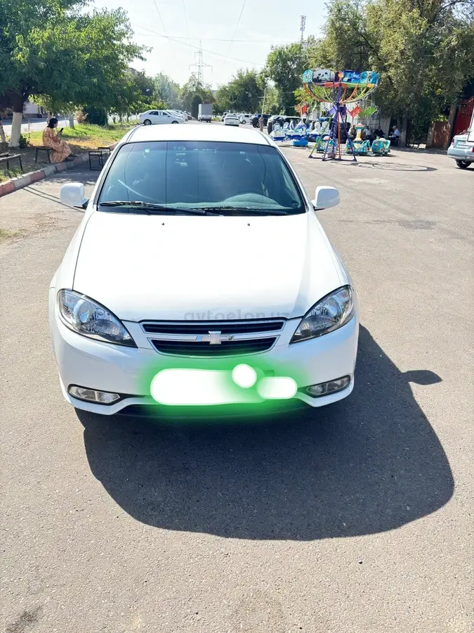 Chevrolet Gentra,  1 позиция Газ-бензин