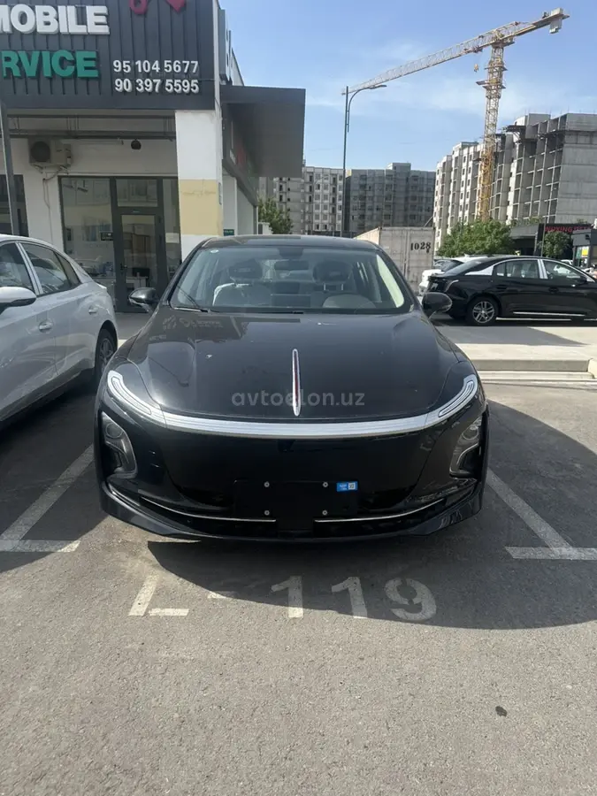 Hongqi E-QM5
