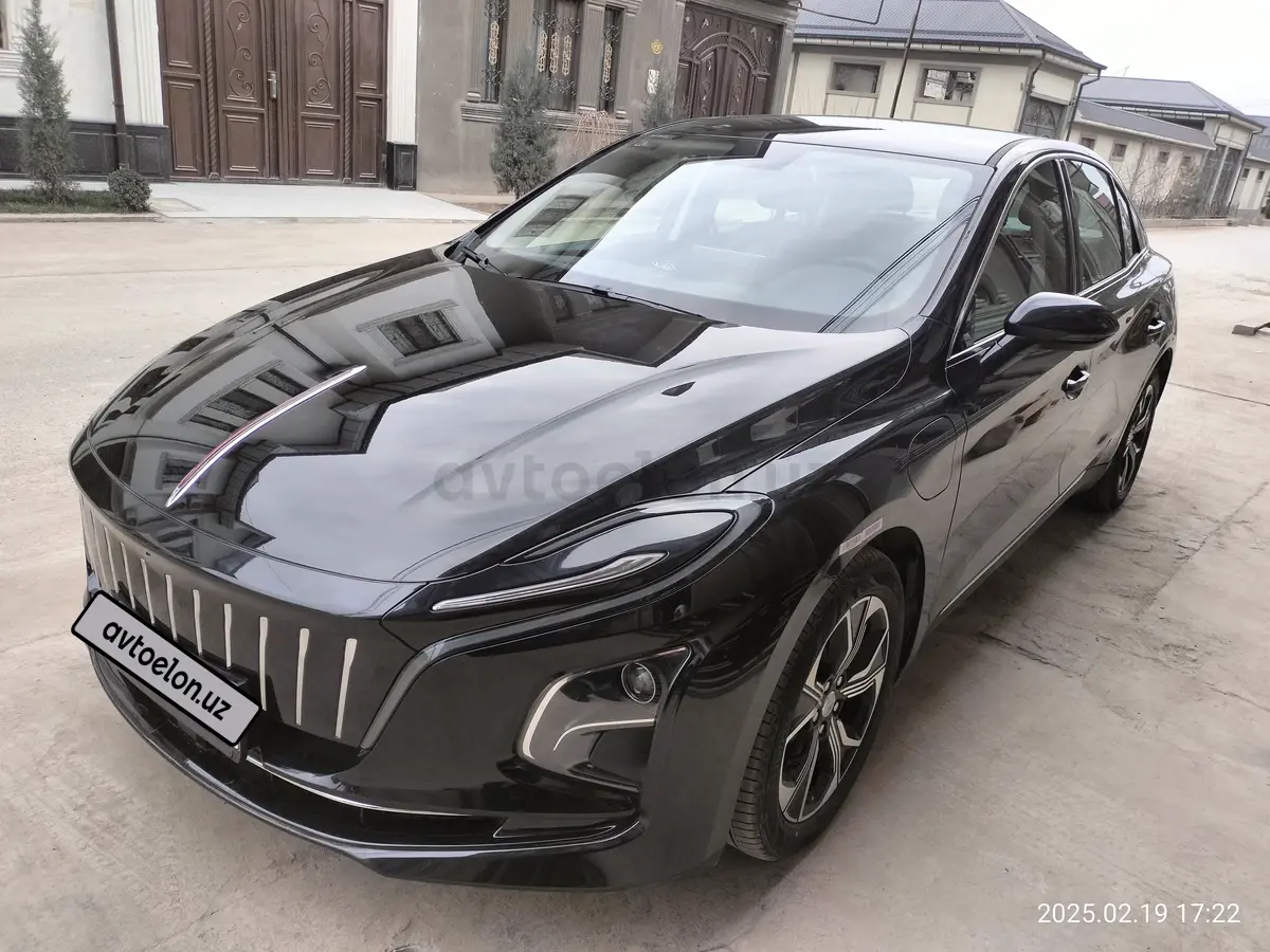 Hongqi E-QM5