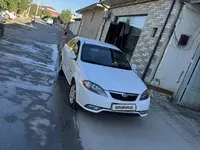 Белый Daewoo Gentra, 1 позиция Газ-бензин 2016 года, КПП Механика, в Бухара за ~7 864 y.e. id7048686