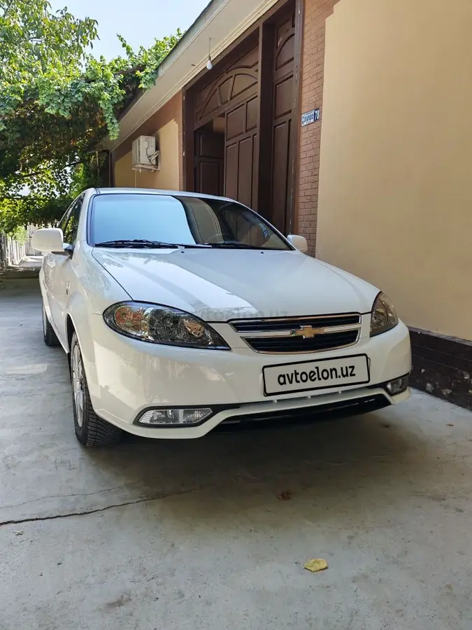 Chevrolet Gentra,  1 позиция Газ-бензин