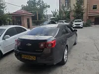 Мокрый асфальт Chevrolet Malibu, 3 позиция 2013 года, КПП Автомат, в Ташкент за 12 000 y.e. id7578164