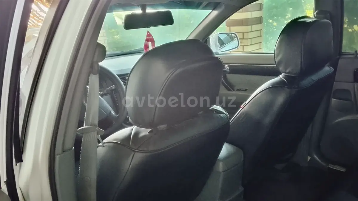 Chevrolet Gentra,  1 позиция Газ-бензин