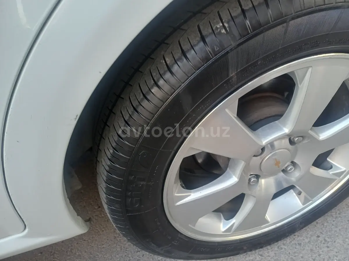 Chevrolet Gentra,  1 позиция Газ-бензин