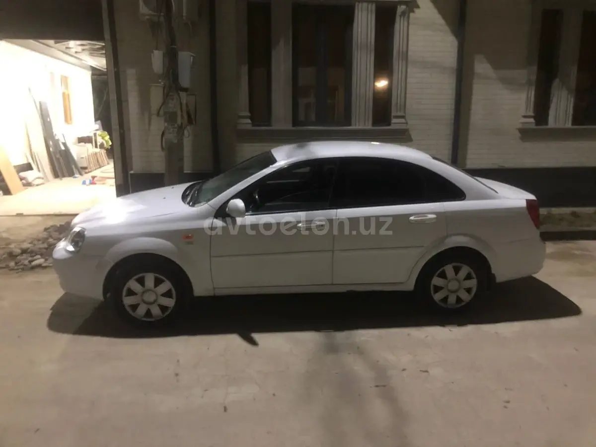 Chevrolet Lacetti,  1 позиция Газ-бензин