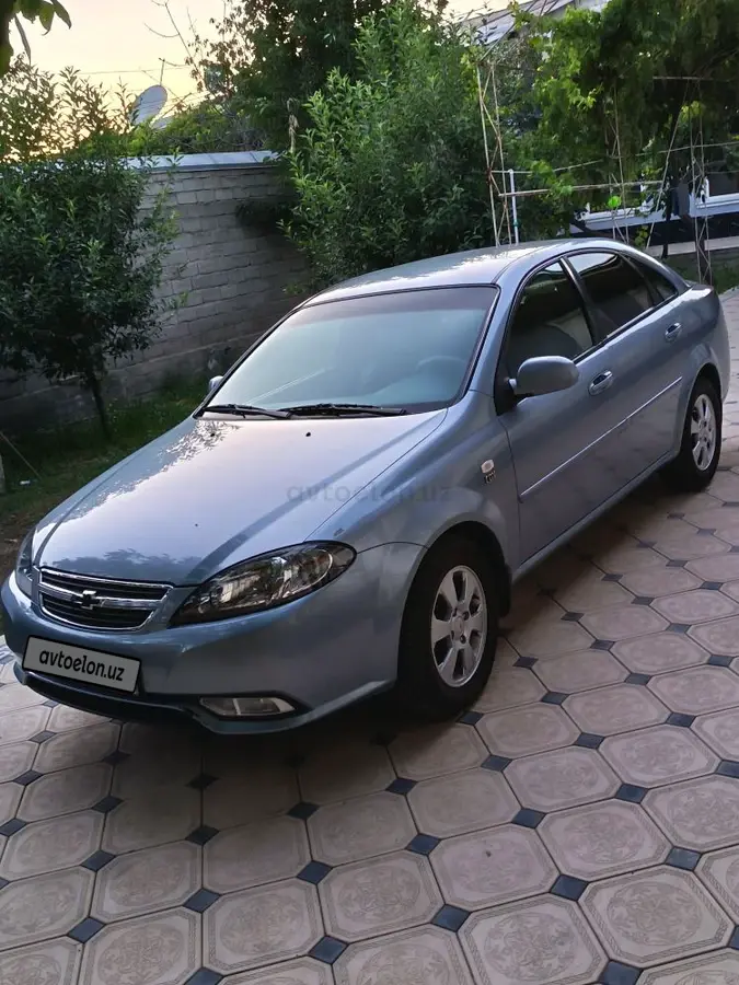 Chevrolet Lacetti,  1 позиция Газ-бензин