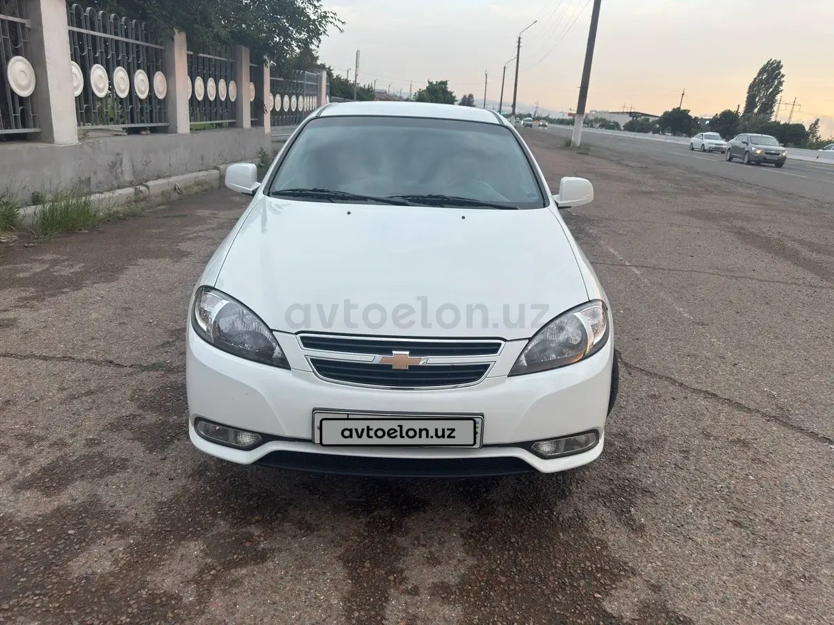 Chevrolet Gentra,  1 позиция Газ-бензин