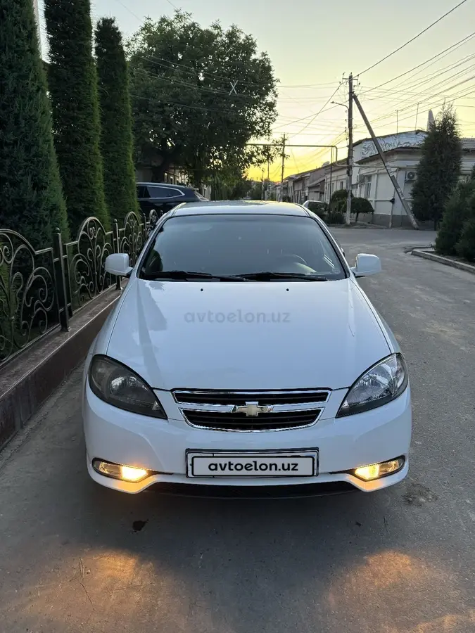 Chevrolet Gentra,  1 позиция Газ-бензин