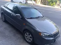 Мокрый асфальт Chevrolet Gentra, 3 позиция 2016 года, КПП Автомат, в Ташкент за 7 890 y.e. id7259927