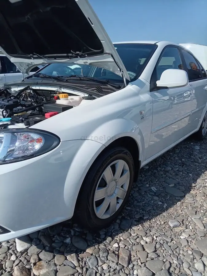 Chevrolet Gentra,  1 позиция Газ-бензин