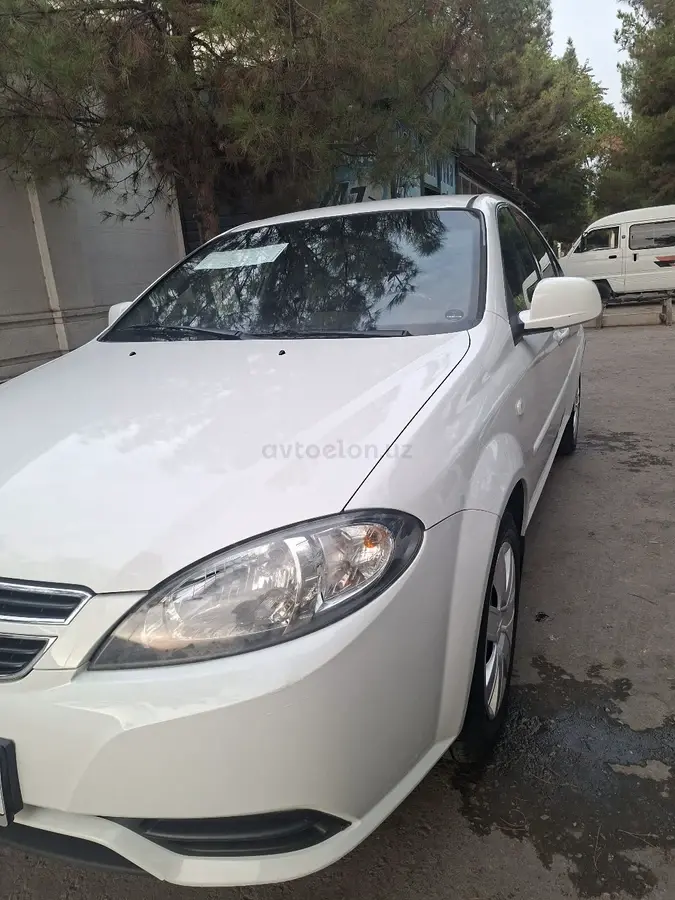 Chevrolet Gentra,  1 позиция Газ-бензин