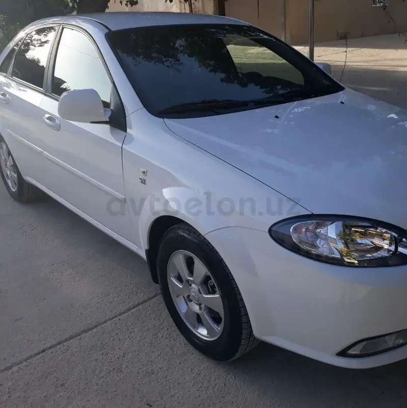 Chevrolet Gentra,  1 позиция Газ-бензин