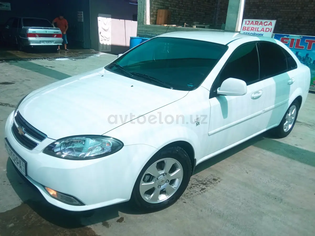 Chevrolet Gentra,  1 позиция Газ-бензин