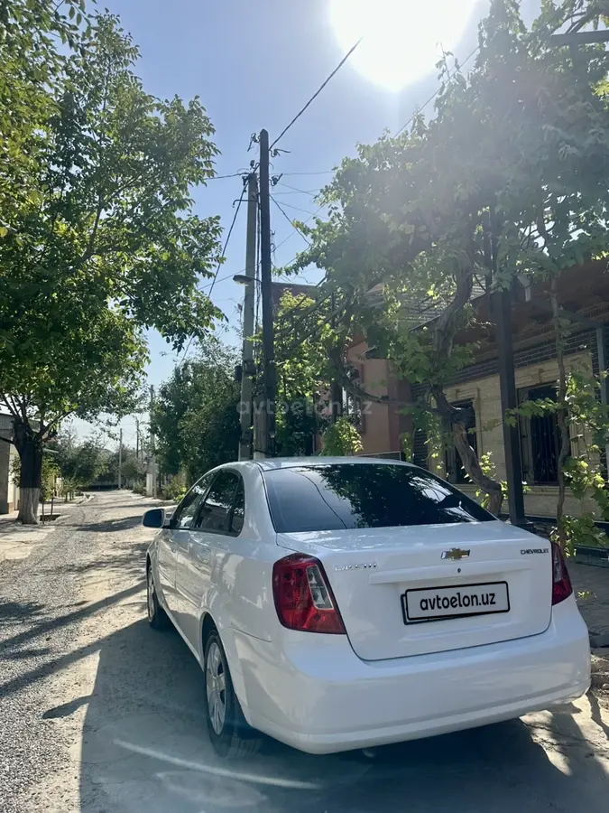 Chevrolet Gentra,  1 позиция Газ-бензин