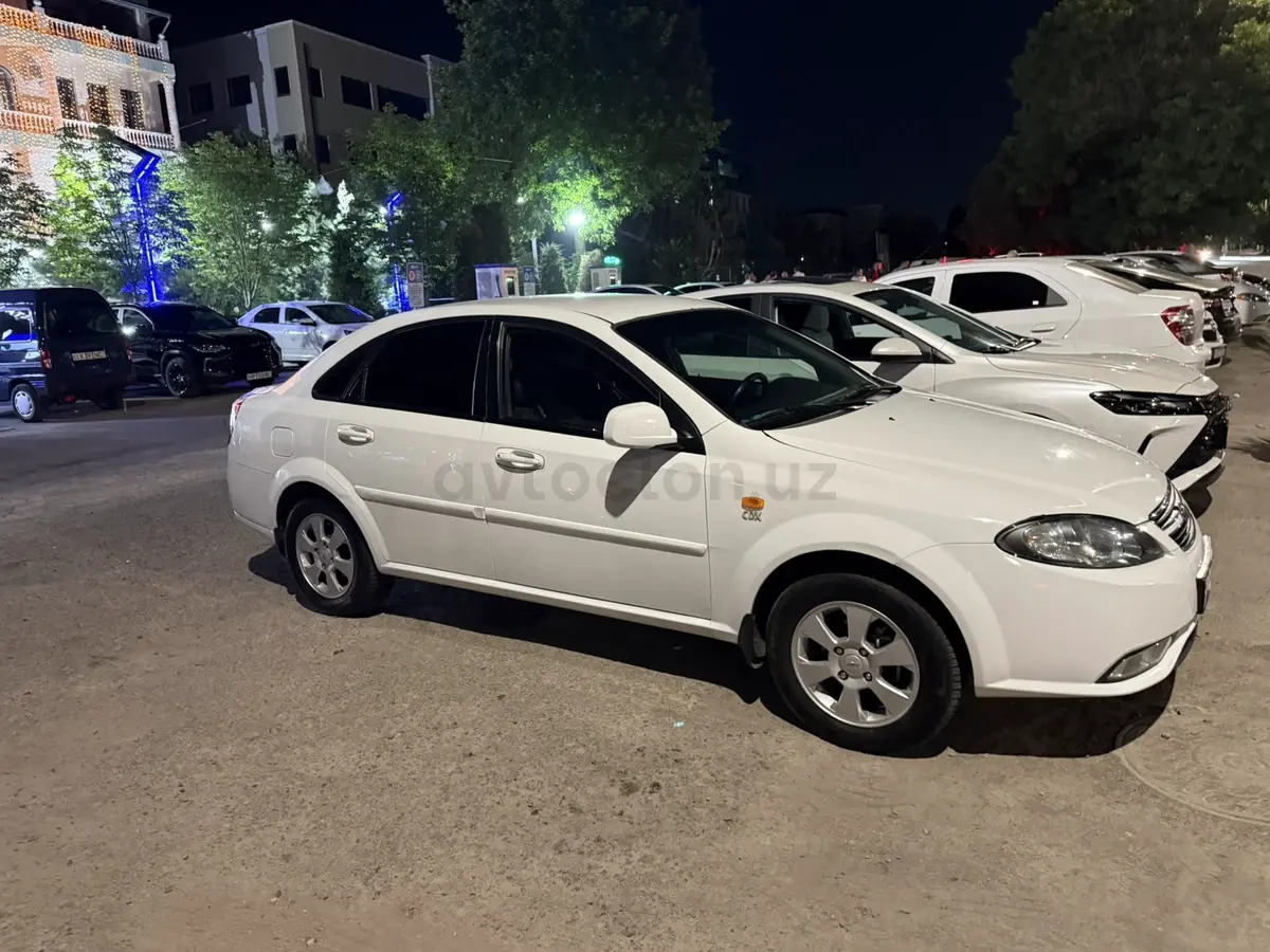 Chevrolet Gentra,  1 позиция Газ-бензин