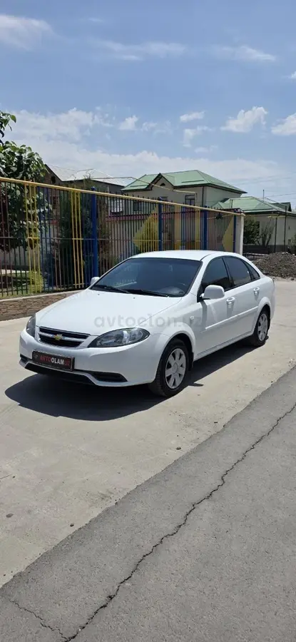 Chevrolet Gentra,  1 позиция Газ-бензин