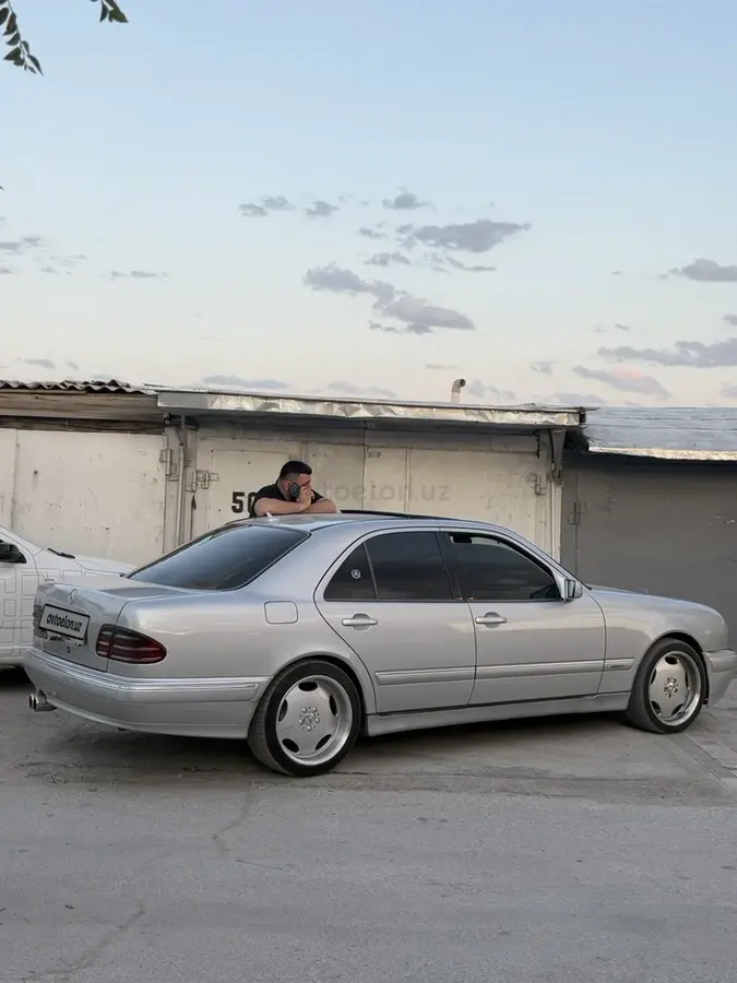 Mercedes-Benz E 230