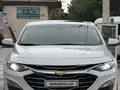 Белый Chevrolet Malibu 2 2020 года, КПП Автомат, в Маргилан за 19 400 y.e. id7331973