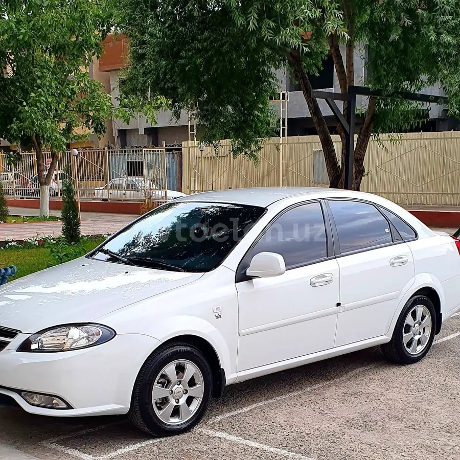 Chevrolet Gentra,  1 позиция Газ-бензин