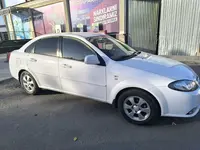 Белый Chevrolet Gentra, 2 позиция 2023 года, КПП Механика, в Навои за ~9 073 y.e. id7628985