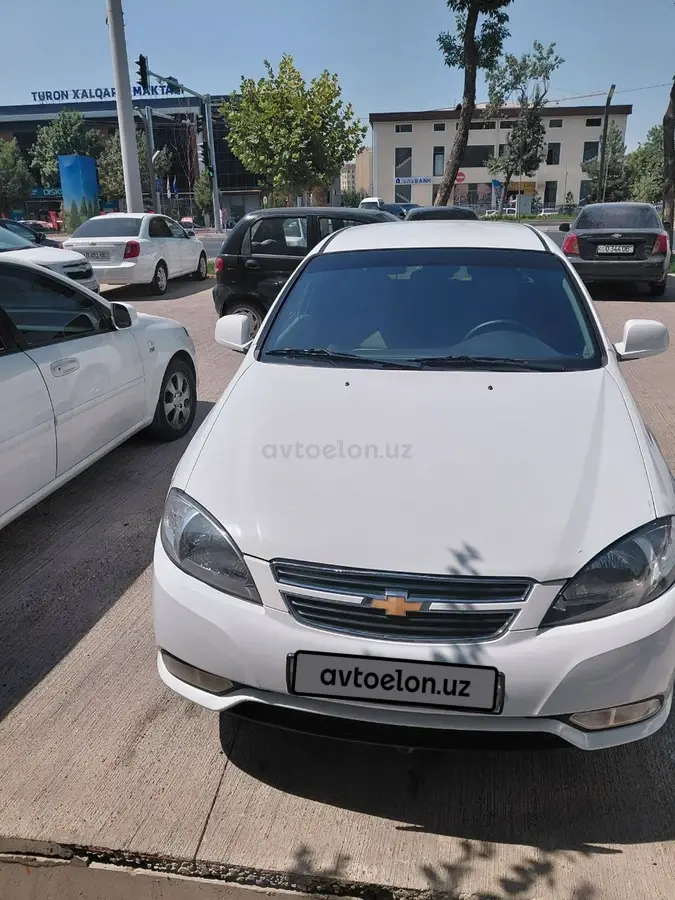 Chevrolet Gentra,  1 позиция Газ-бензин