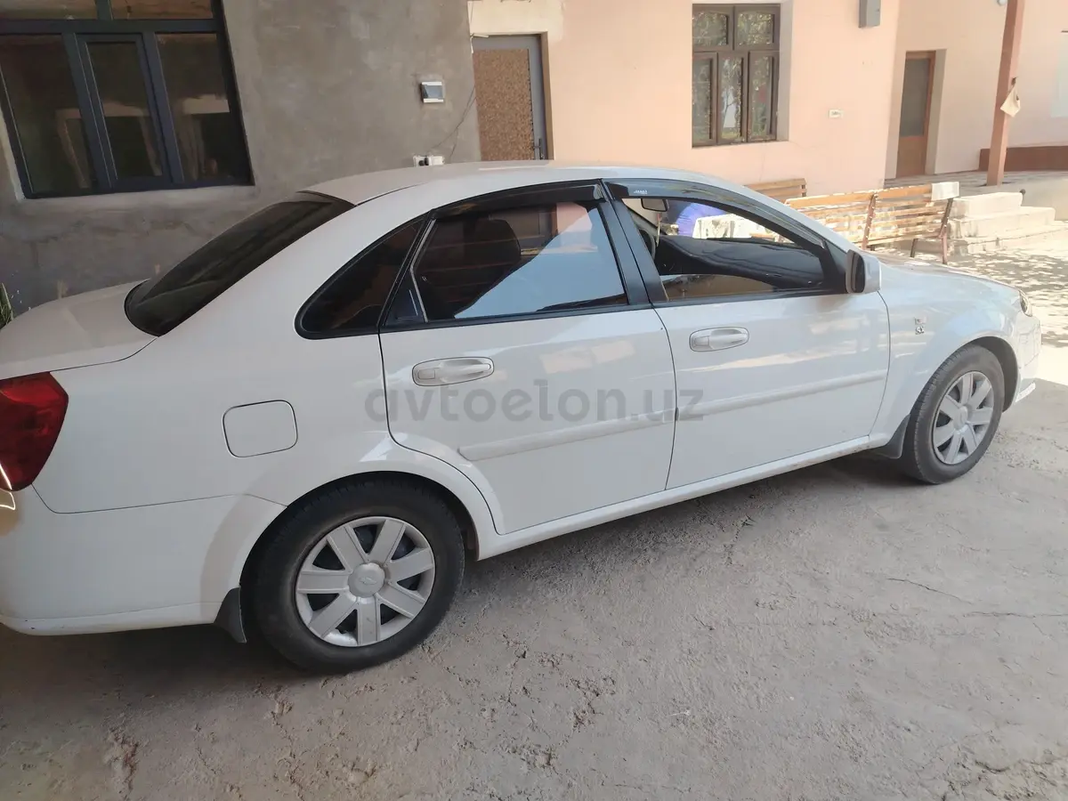 Chevrolet Gentra,  1 позиция Газ-бензин
