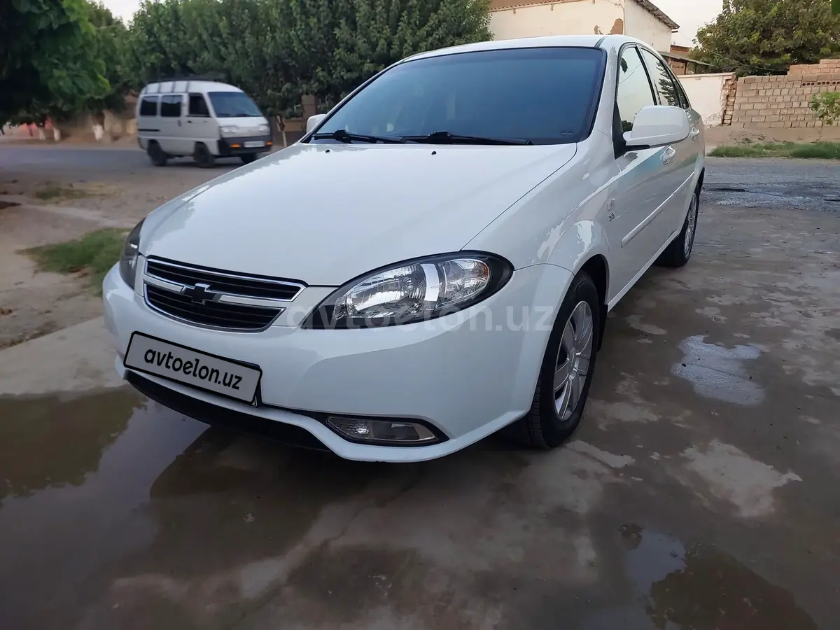 Chevrolet Gentra,  1 позиция Газ-бензин