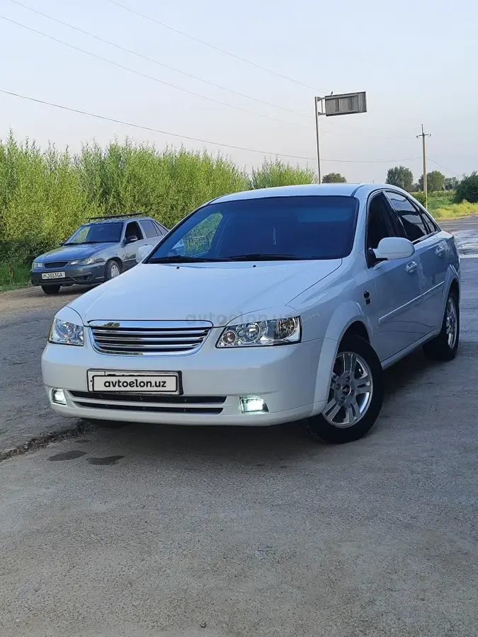 Chevrolet Lacetti,  1 позиция Газ-бензин