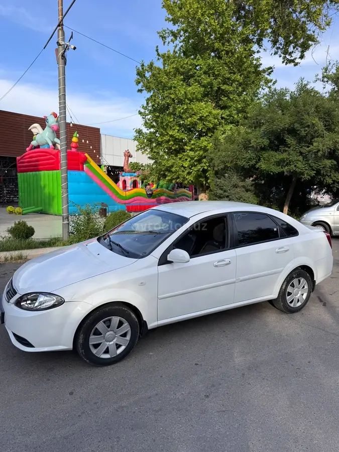 Chevrolet Gentra,  1 позиция Газ-бензин