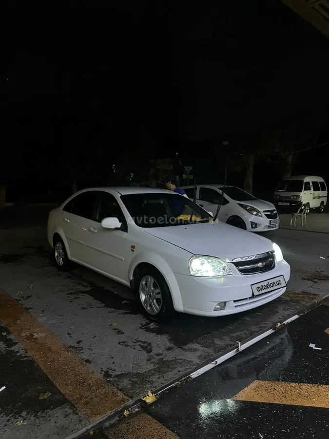 Chevrolet Lacetti,  1 позиция Газ-бензин