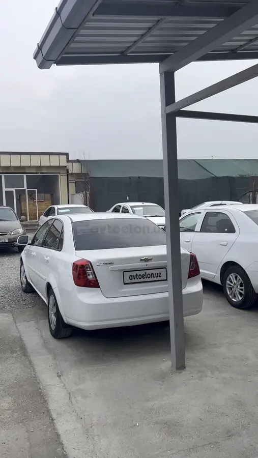 Chevrolet Gentra,  1 позиция Газ-бензин