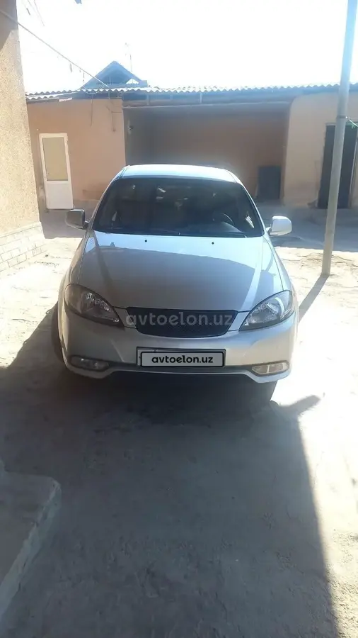 Chevrolet Gentra,  1 позиция Газ-бензин
