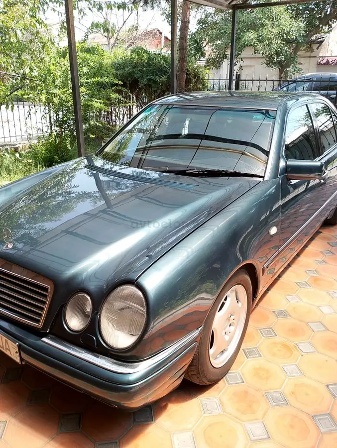Mercedes-Benz E 240