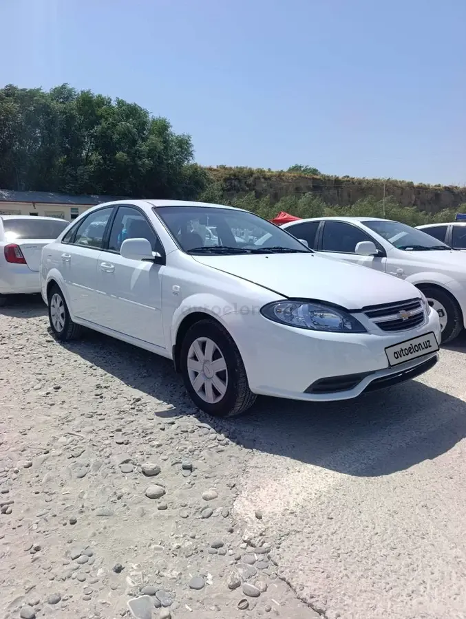 Chevrolet Gentra,  1 позиция Газ-бензин