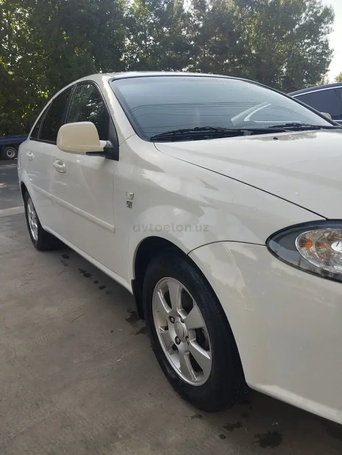 Chevrolet Gentra,  1 позиция Газ-бензин
