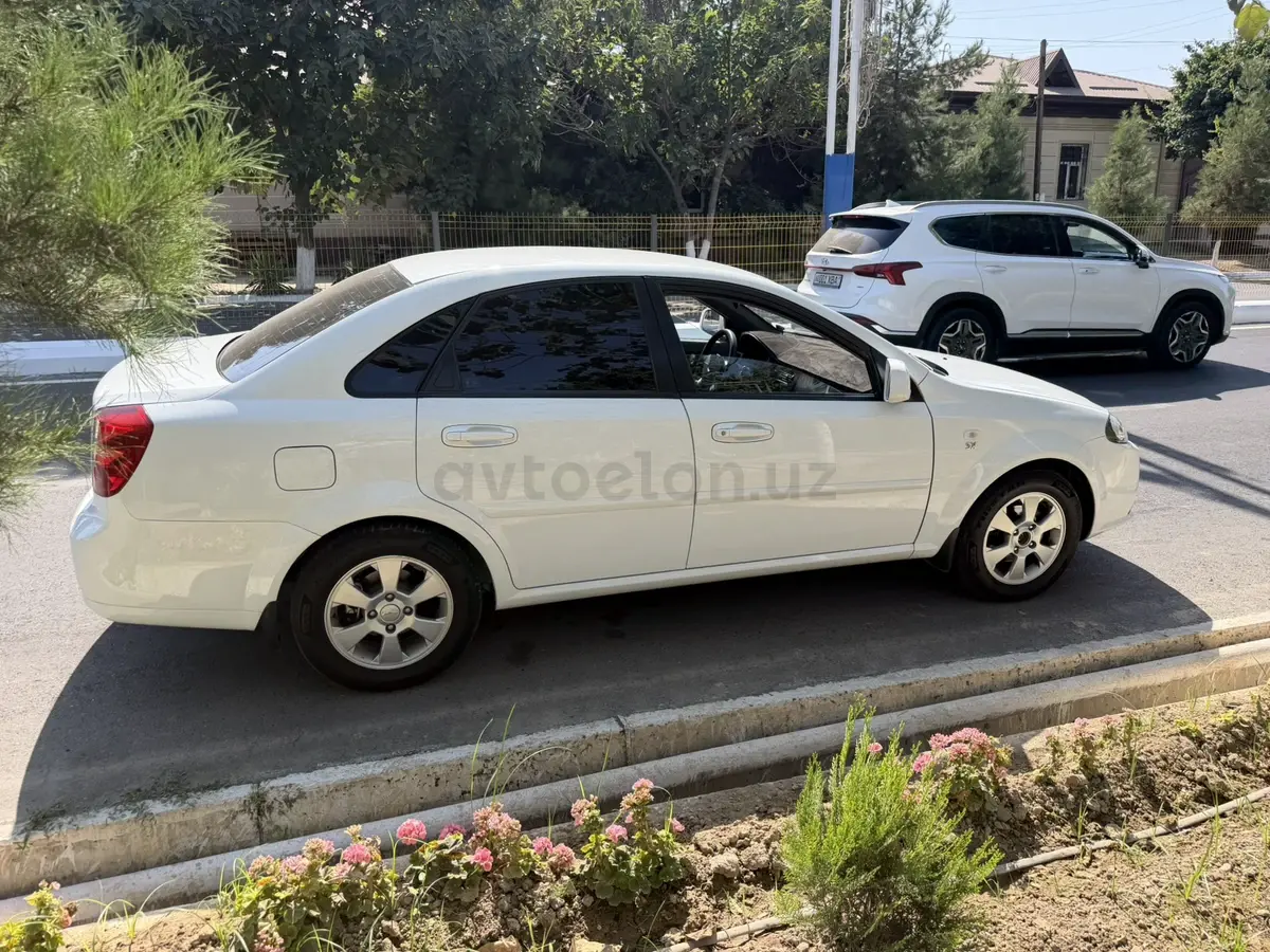 Chevrolet Gentra,  1 позиция Газ-бензин