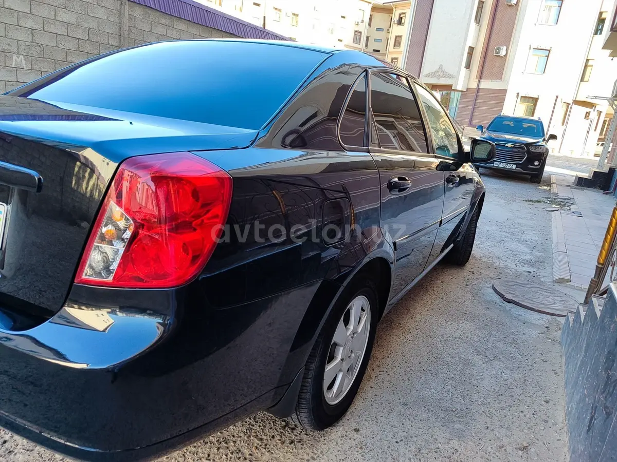 Chevrolet Gentra,  1 позиция Газ-бензин