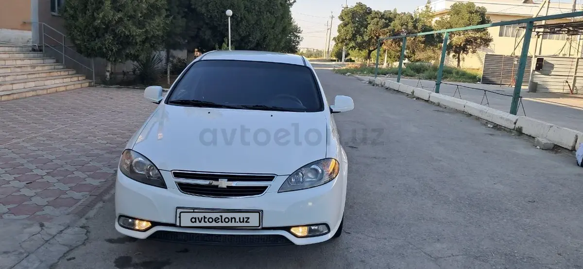 Chevrolet Gentra,  1 позиция Газ-бензин
