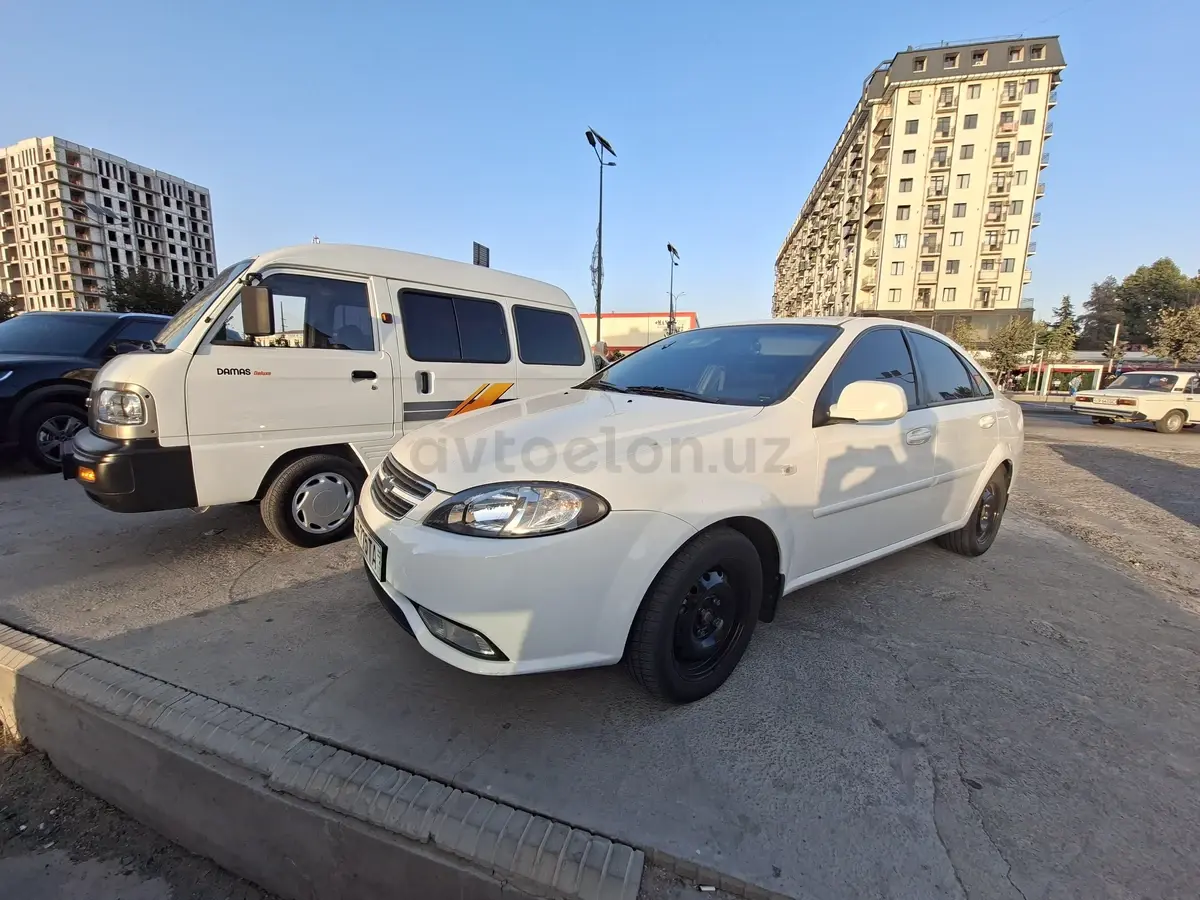 Chevrolet Gentra,  1 позиция Газ-бензин