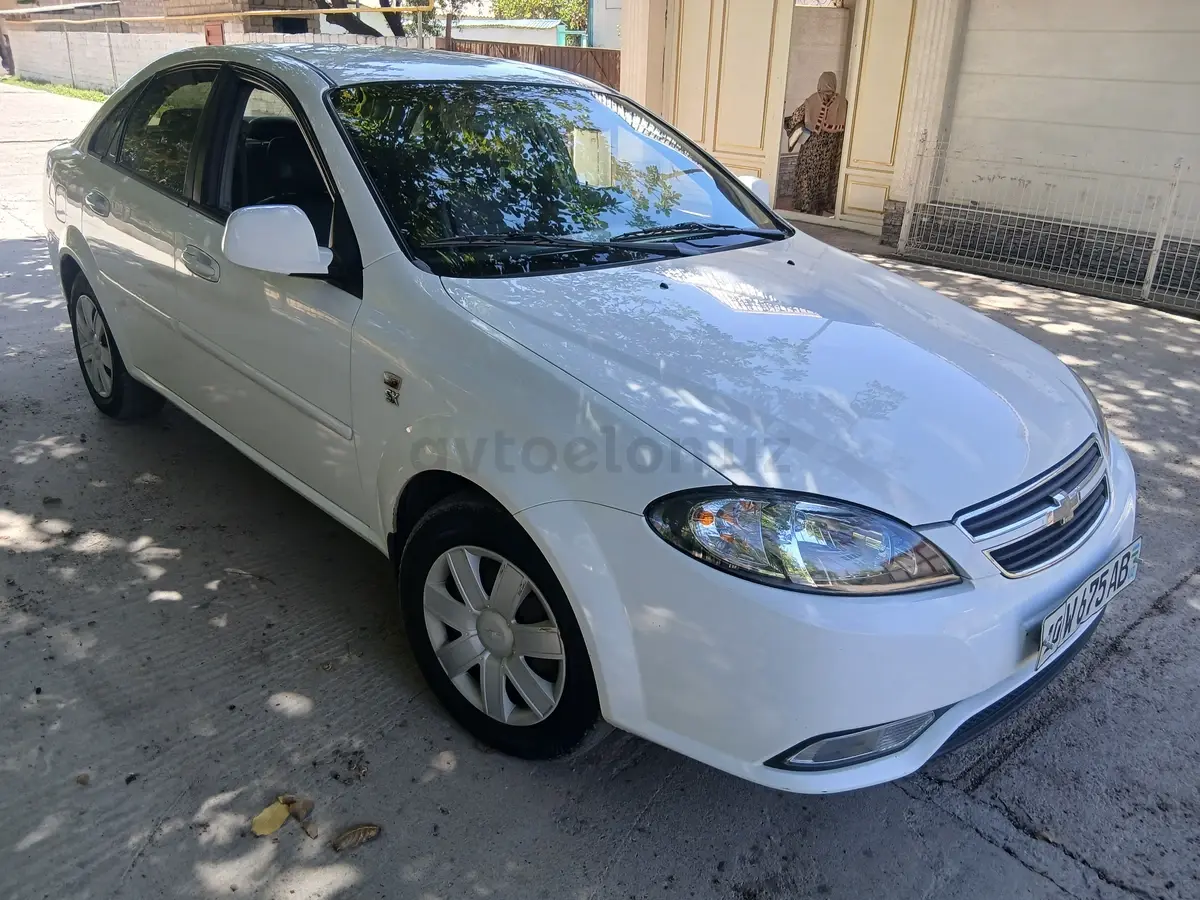 Chevrolet Gentra,  1 позиция Газ-бензин