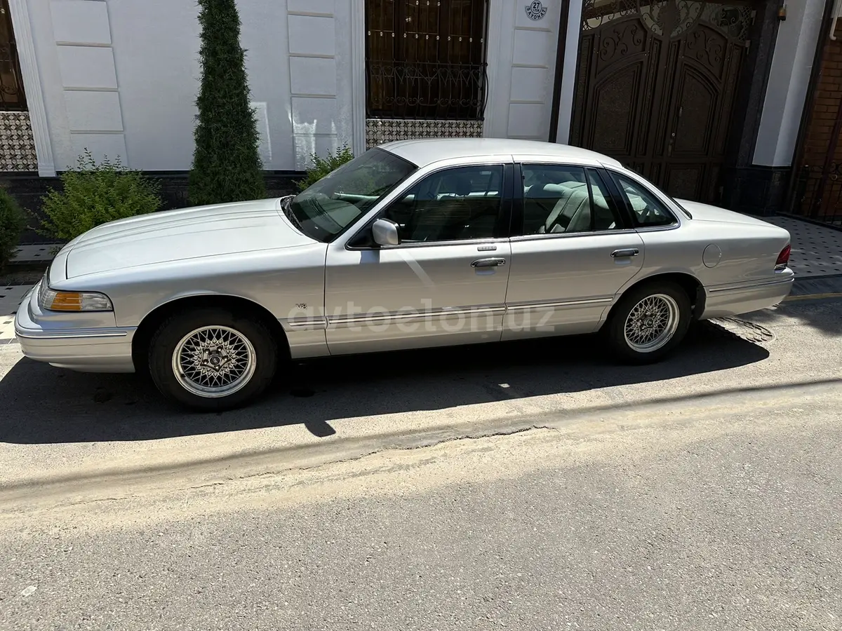 Ford Crown Victoria