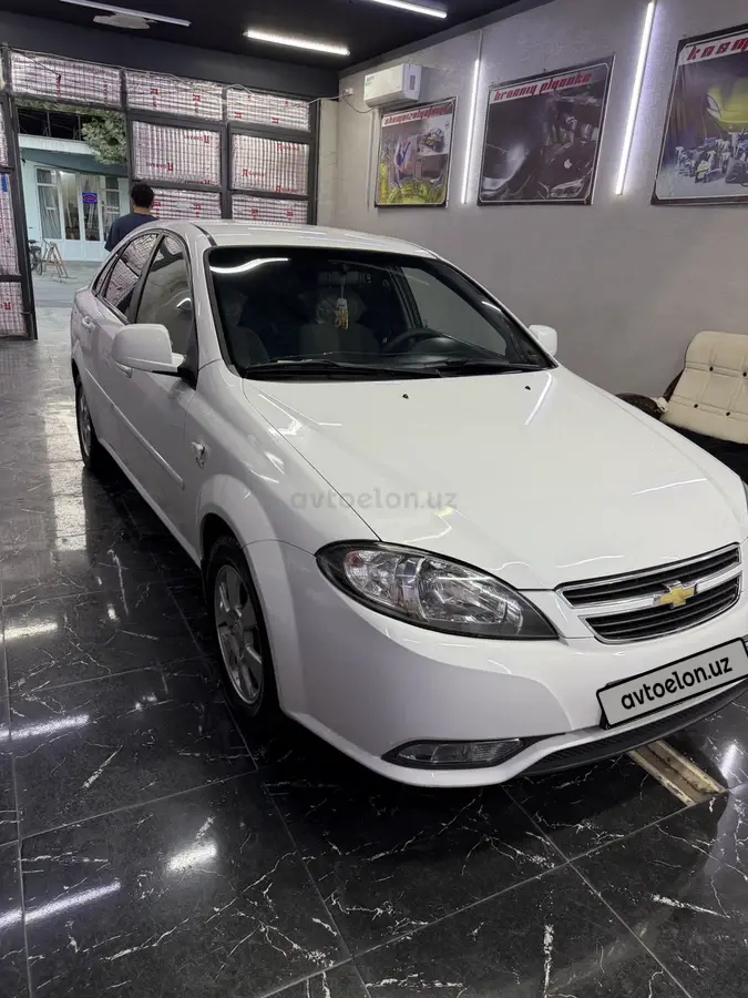 Chevrolet Gentra,  1 позиция Газ-бензин