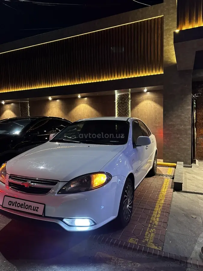 Chevrolet Gentra,  1 позиция Газ-бензин