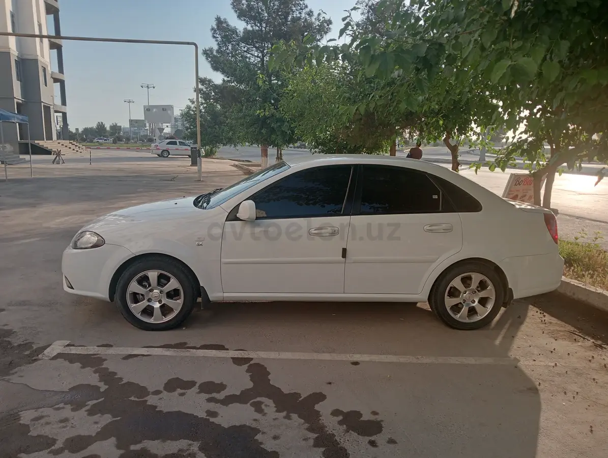 Chevrolet Gentra,  1 позиция Газ-бензин