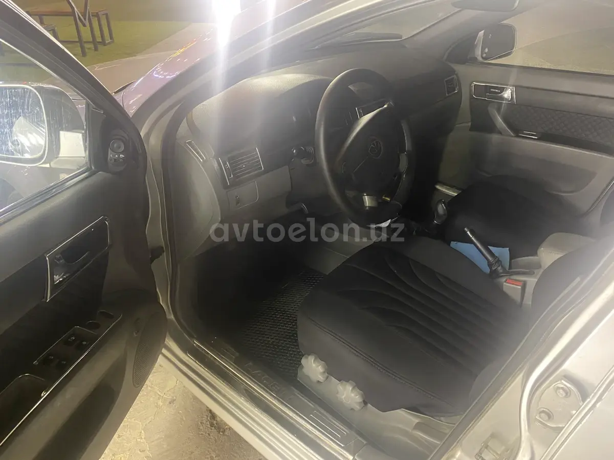 Chevrolet Gentra,  1 позиция Газ-бензин