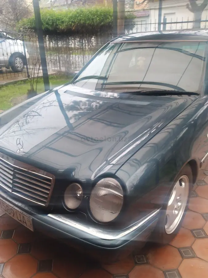 Mercedes-Benz E 240